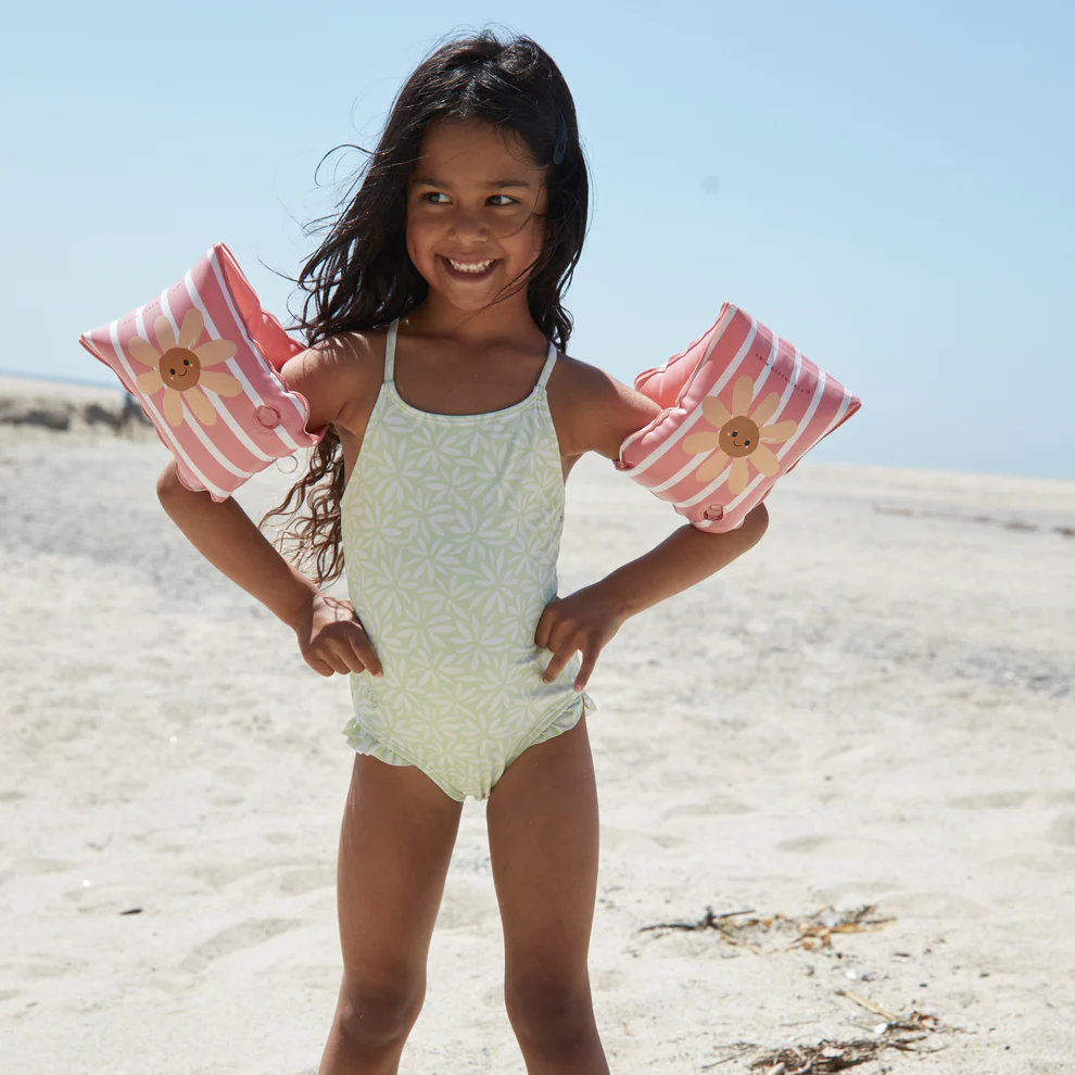 1x1Matcha_Green_Bathingsuit_DAISYFLOWER_Swimming_Armbands Paarse zwembandjes met bloemenprint (Daisy Flower) voor kinderen van 2 tot 6 jaar